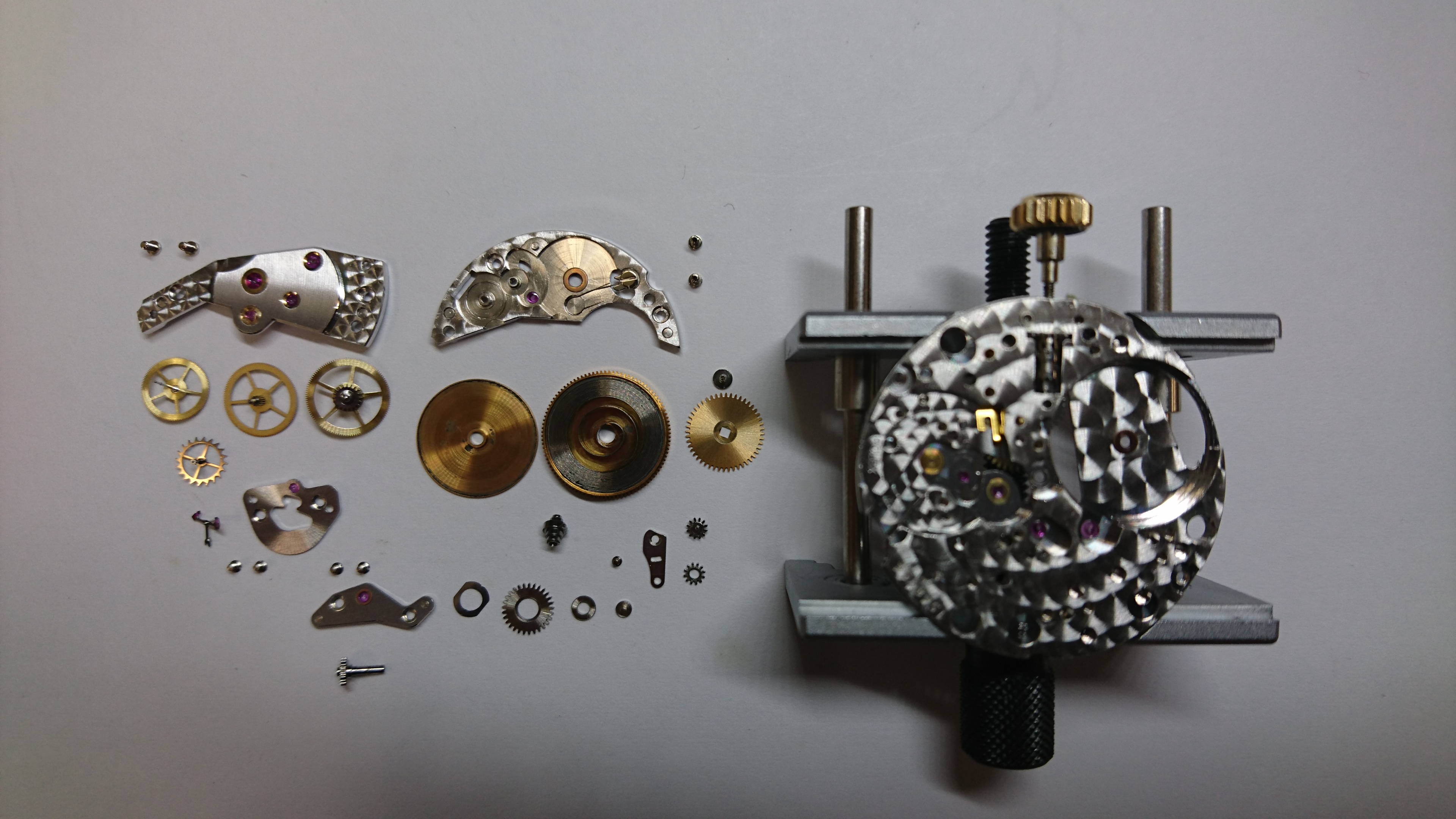 ブローチ時計修理工房はオーバーホール分解掃除専門店時計のトラブル解決します