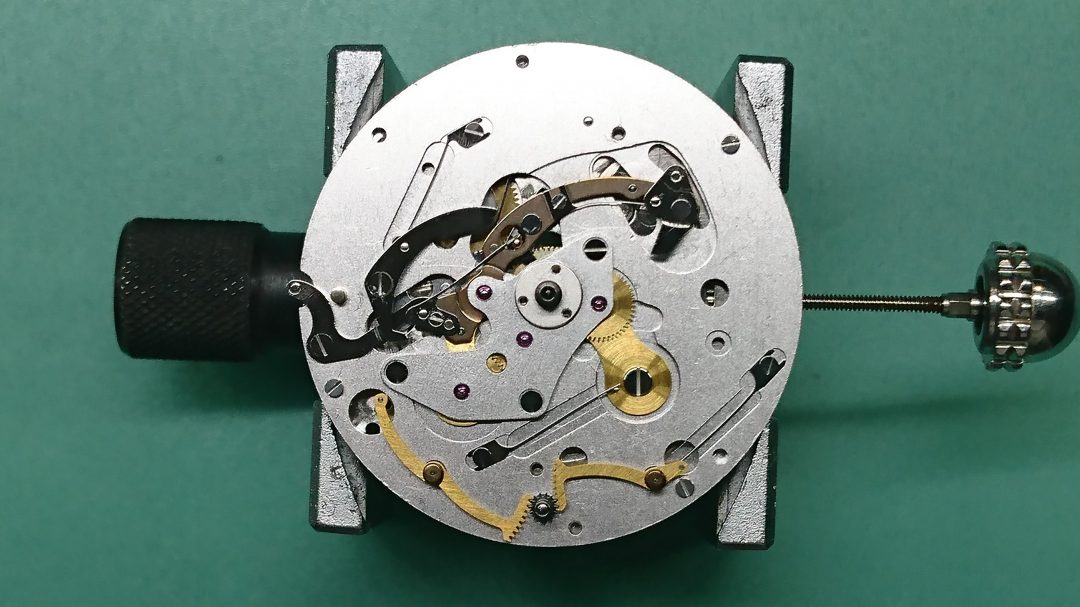 新潟市にある時計修理工房でジェラルドジェンタの修理を行いました。