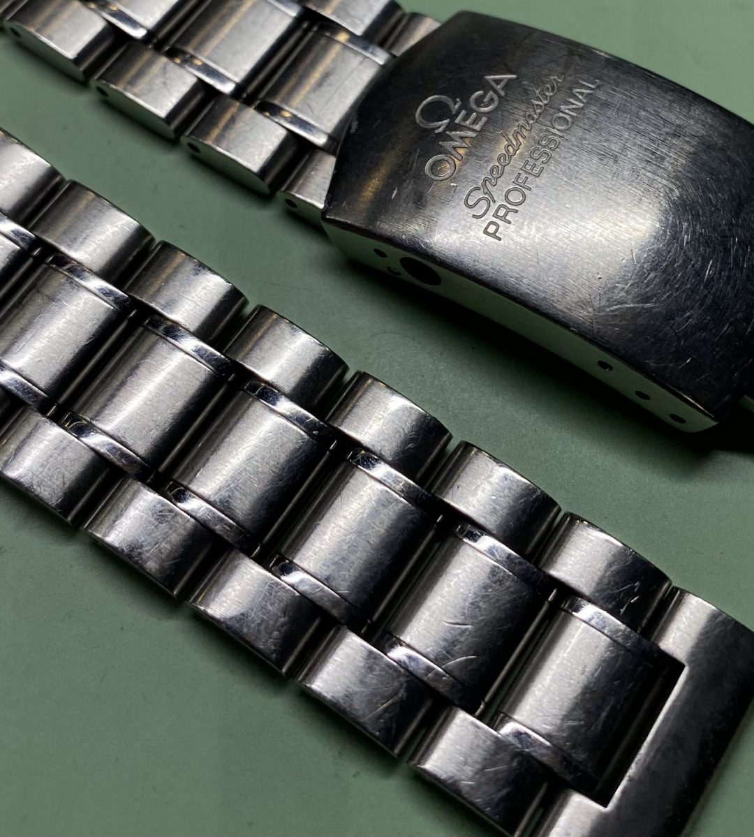 オメガスピードマスターの時計ブレスレットの磨き直し修理
