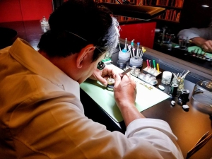 オメガシーマスターのクォーツ式時計のオーバーホールは、ブローチ宝石時計修理工房の熟練の時計にお任せください。