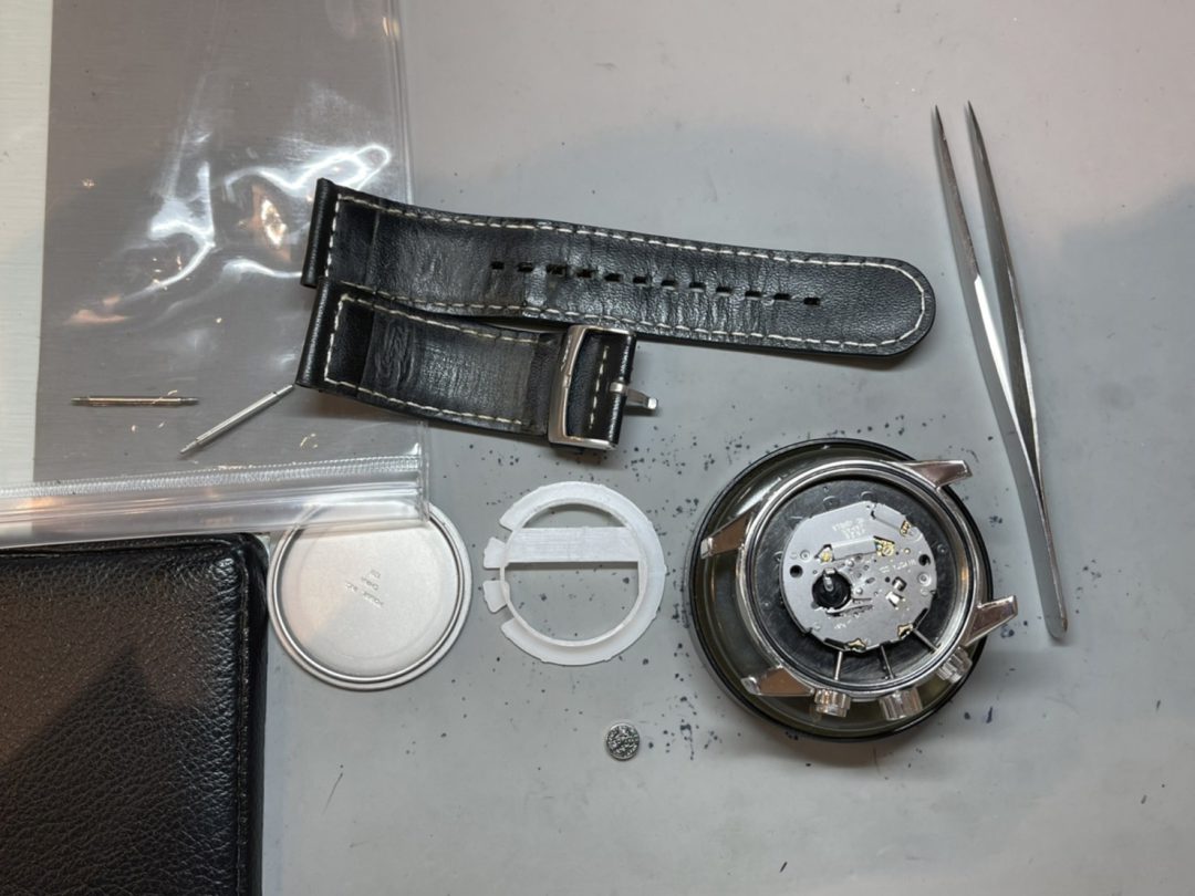 FOSSILの腕時計の電池交換、レザーを傷つけないように一度外します。