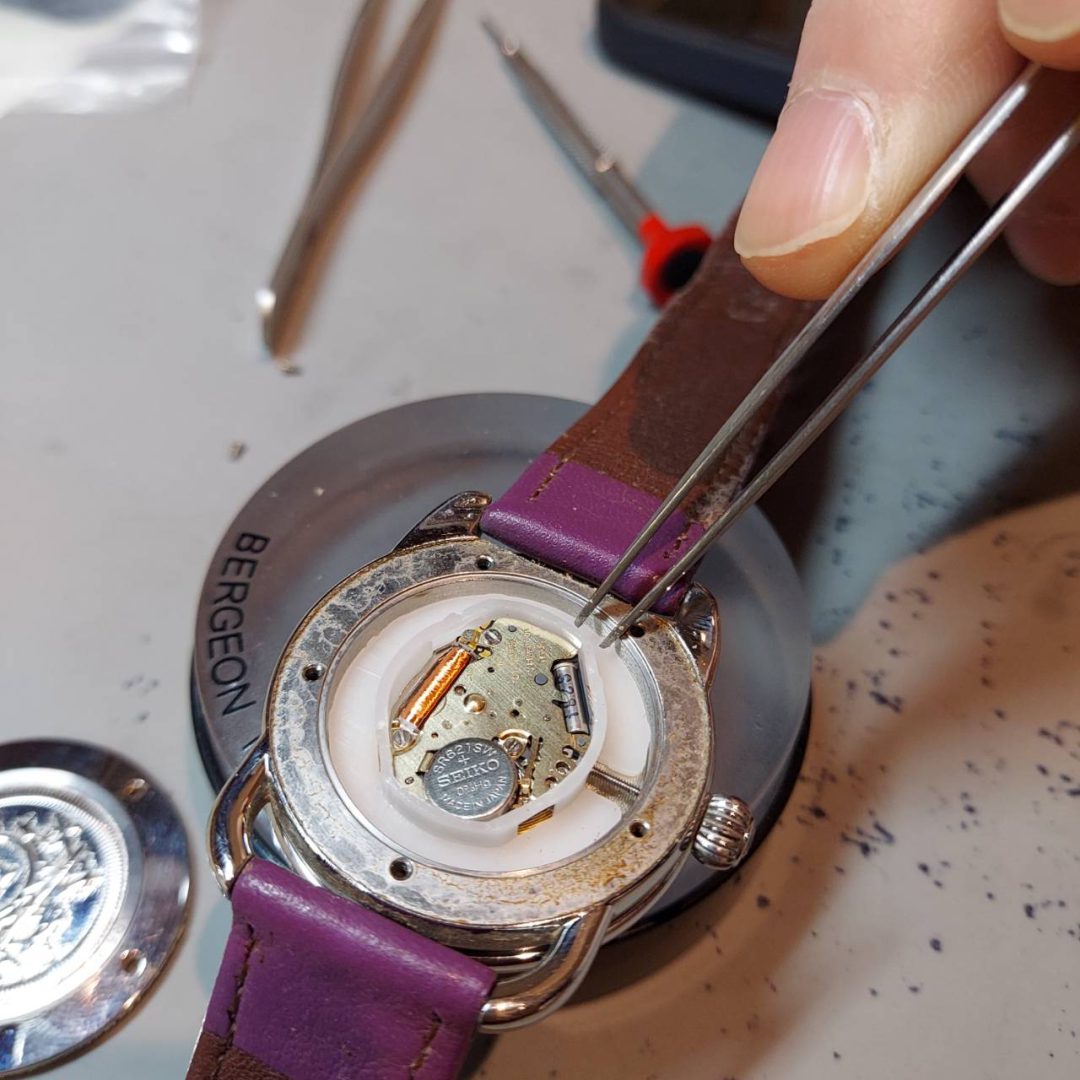 エルメス(HERMES)の腕時計の電池交換はブローチ宝石時計修理工房へお越しください。