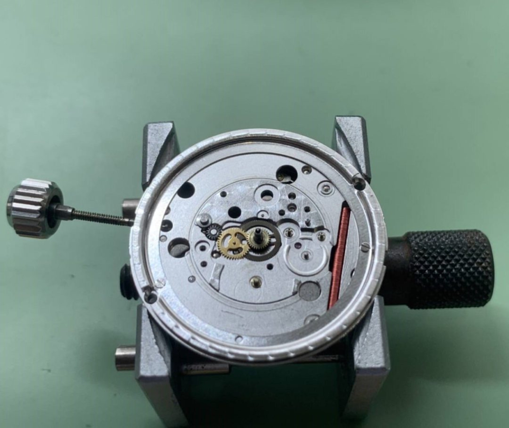 OMEGAのSeamasterでお困りのことはブローチ時計修理工房にお尋ねください。