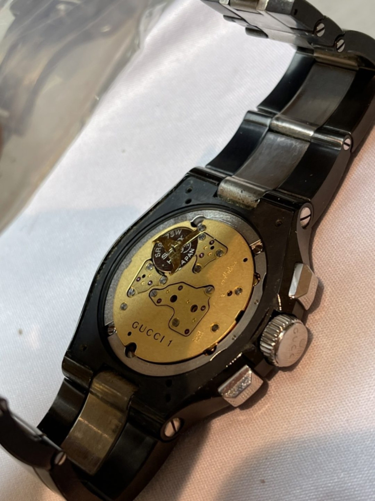 裏からネジで盤面を固定した堅牢な造りのGUCCI腕時計124.3