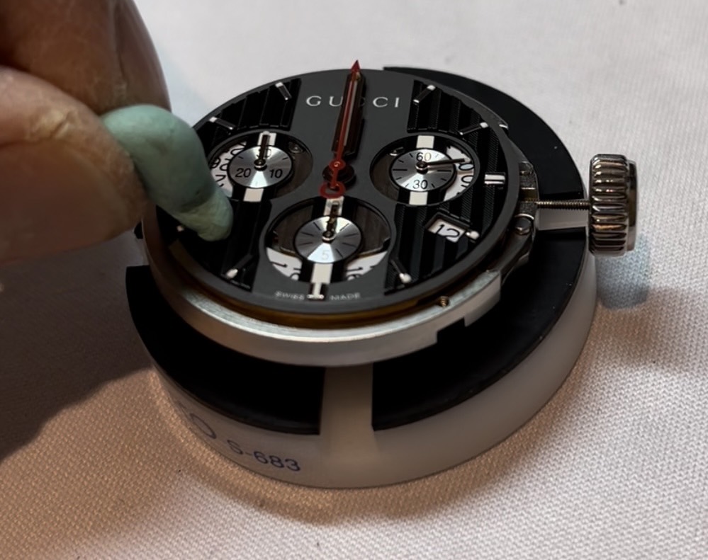 ロディコを使用してGUCCI腕時計124.3の盤面が固定されたか確認します