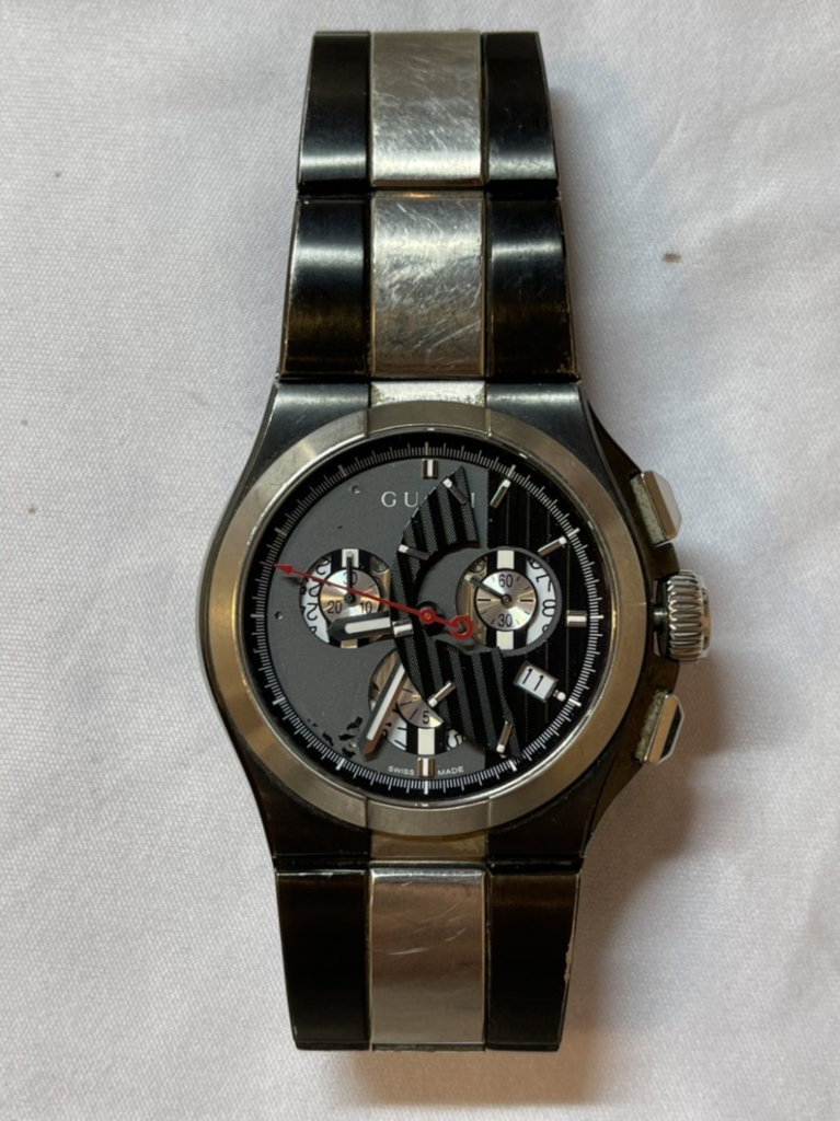 盤面上のインデックス付き装飾が剥がれ落ちてしまったGUCCIの腕時計