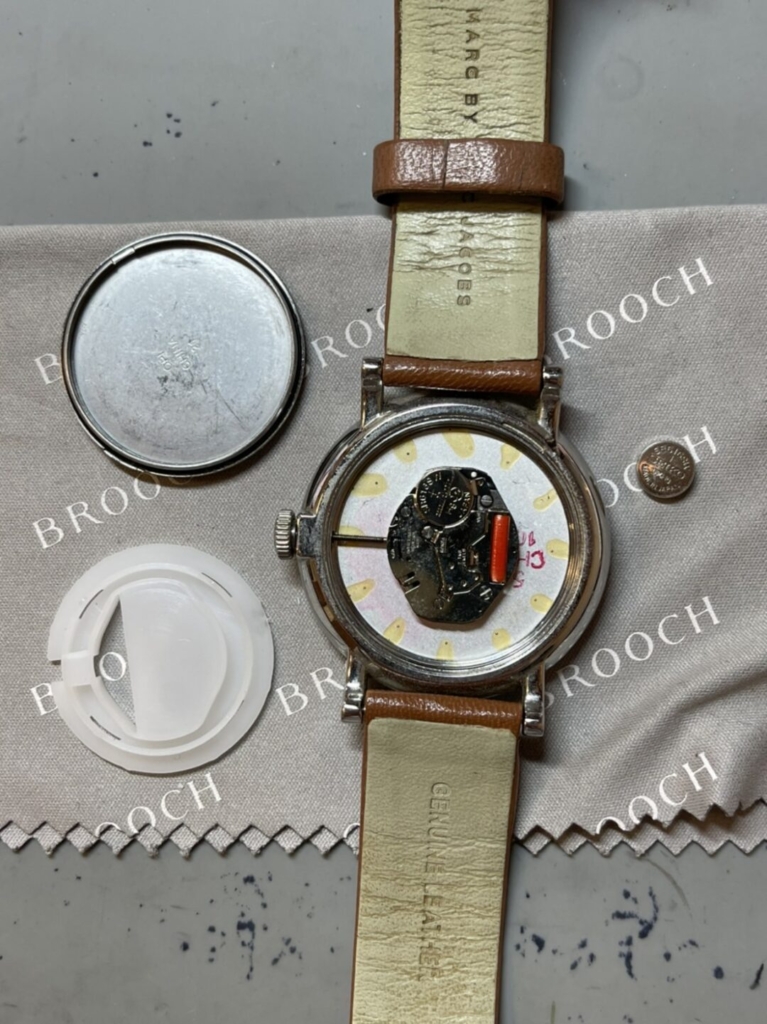 クオーツ式時計は２年～３年で電池の寿命が来て止まりますが、交換することで再び動きます。