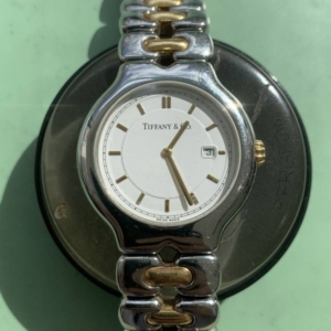 Tiffanyのクオーツ時計の時間が遅れた場合はオーバーホールで直すことができます。