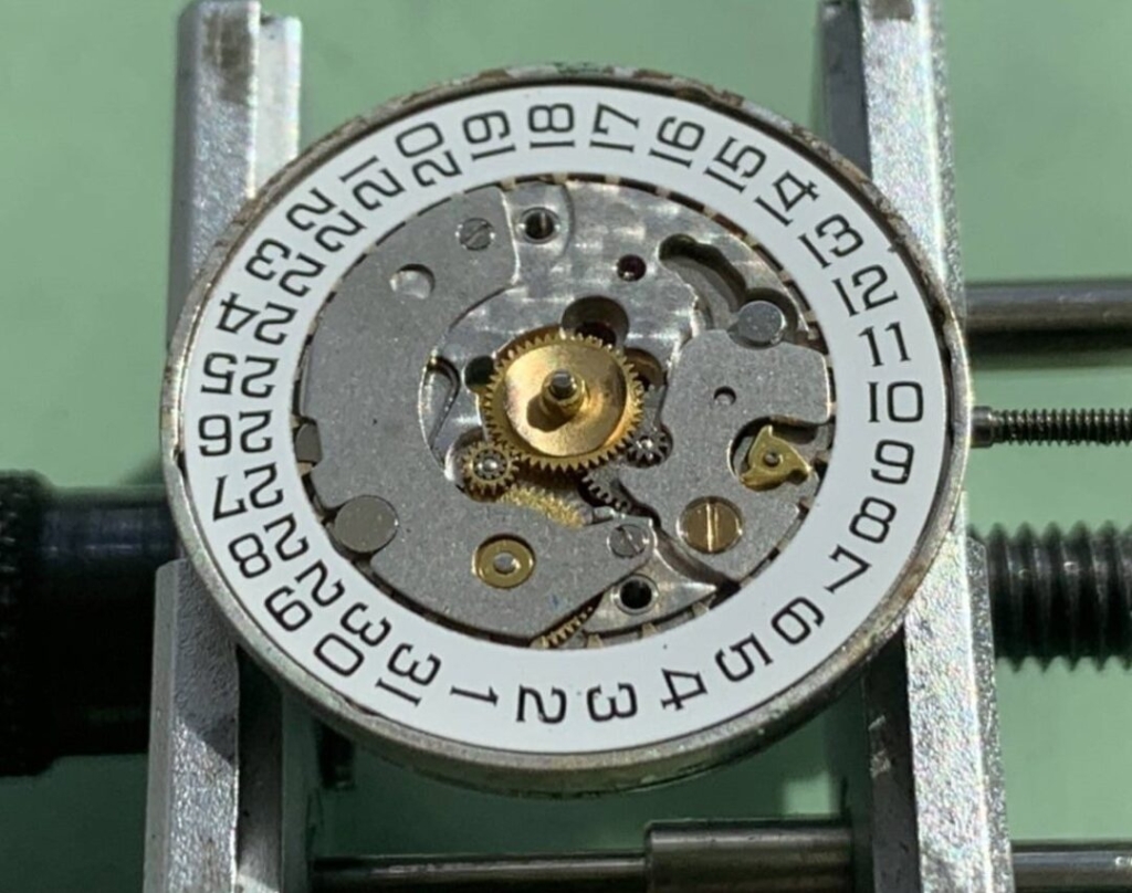 Tiffanyのクオーツ時計の時間が遅れた場合はブローチ時計修理工房にてオーバーホールすることで直ります。