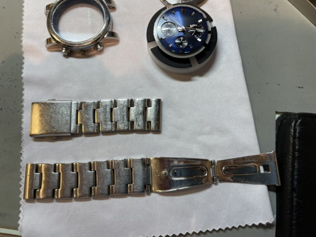 洗浄のためにある程度分解されたミッシェルクランの腕時計