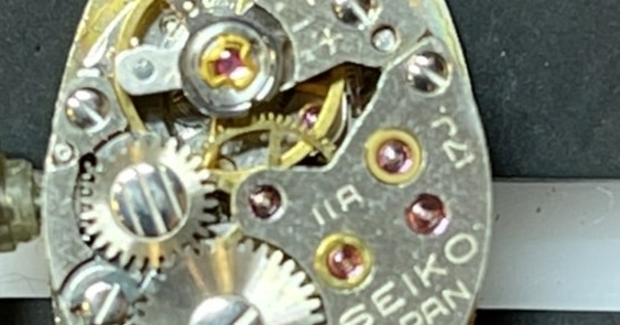 金属同士の摩耗を防いだりする目的でルビー等の宝石が時計内部で使われています