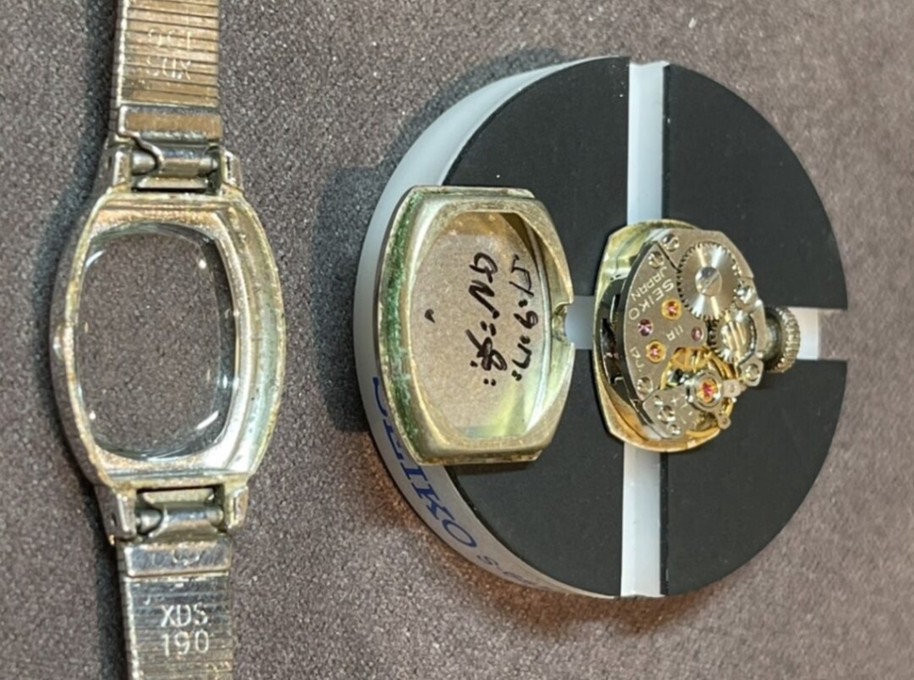 セイコーのアンティーク風手巻き腕時計の盤面を裏返し裏蓋から取り出すとムーブメントが出てきます