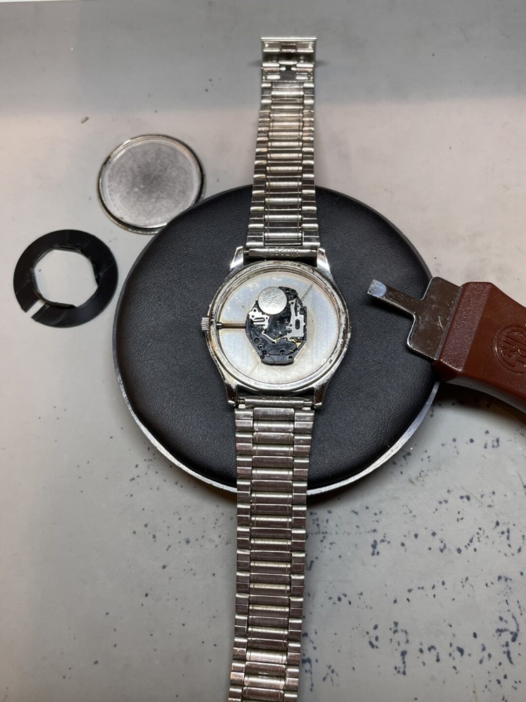 ノーブランド（コカ・コーラ）クォーツ式腕時計の裏蓋を開け、内蓋も取り出した状態です。