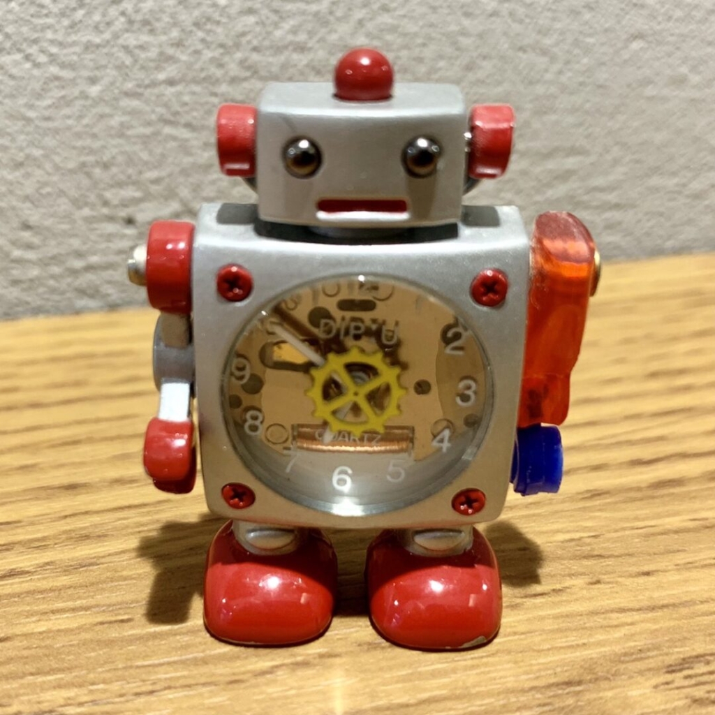 DIP:U ロボット型腕時計の正面
