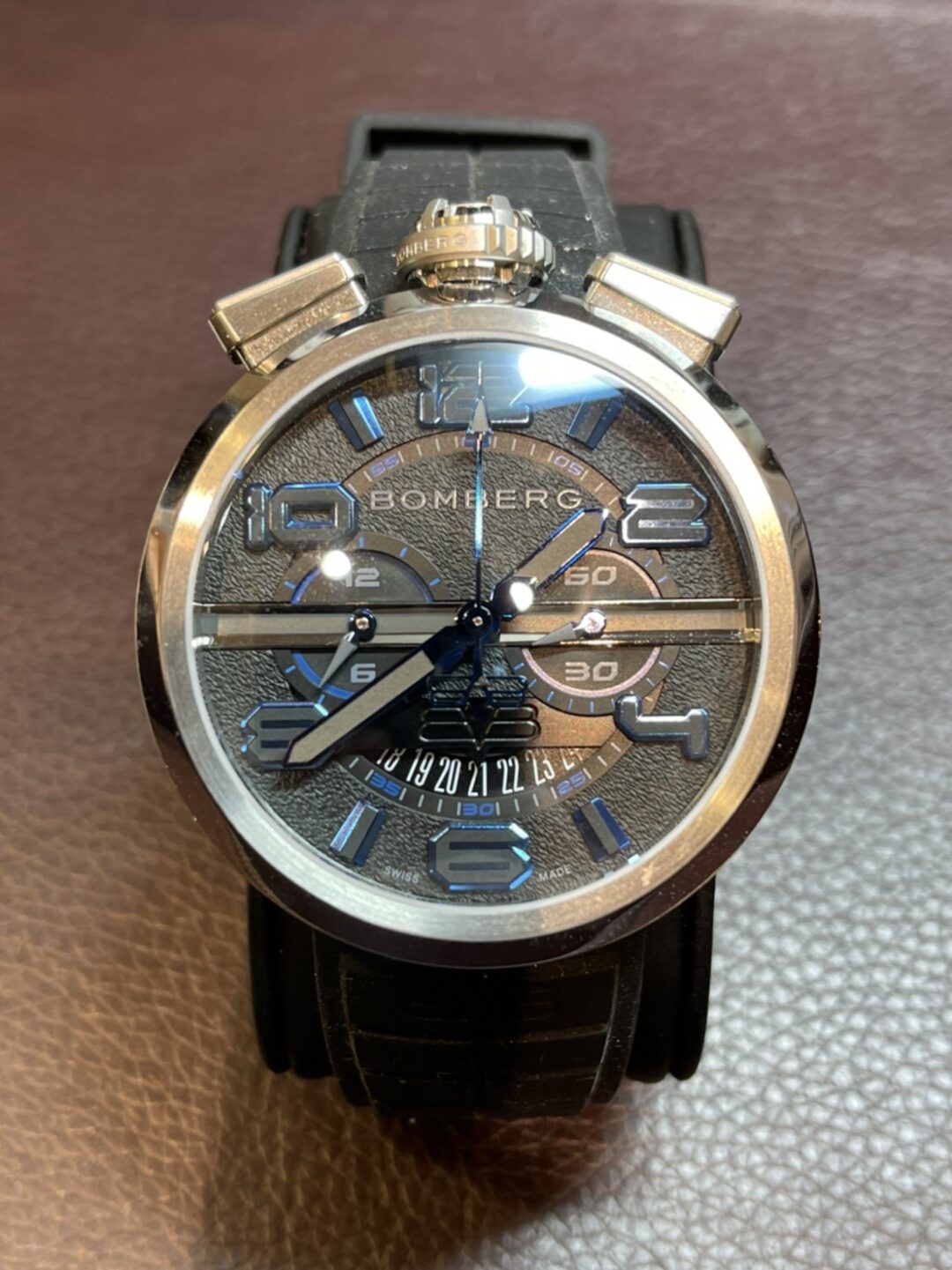 スイス時計の中でもとても新しいブランド「BOMBEERG(ボンバーグ)」の腕時計