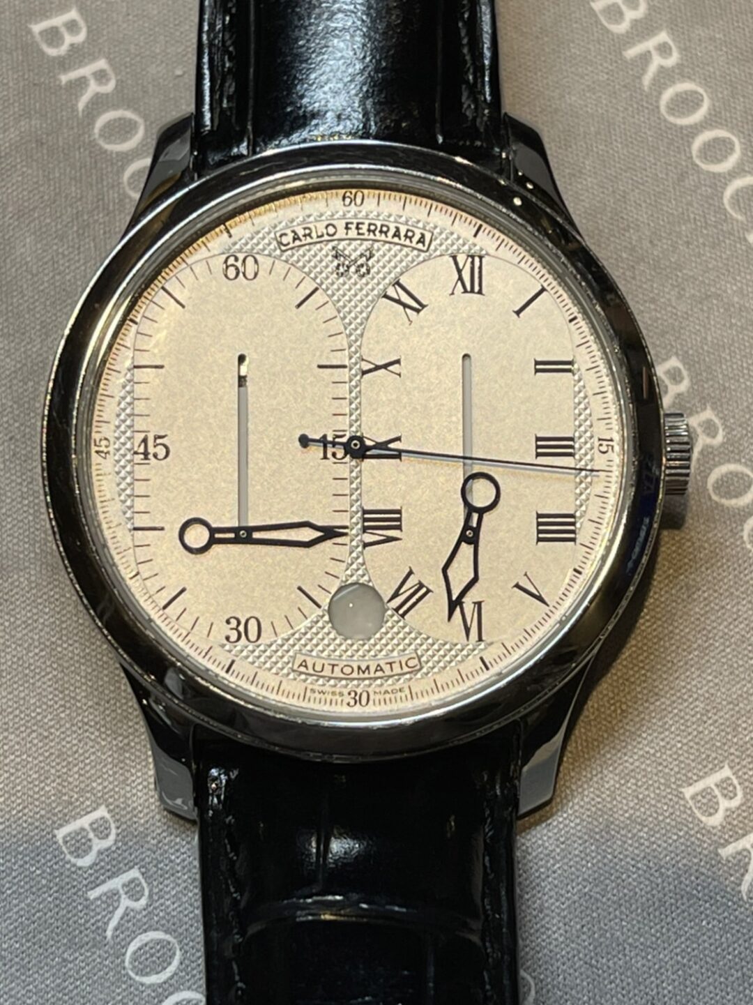 ローマ数字によってクラシカル感が出ているカルロ・フェラーラの腕時計