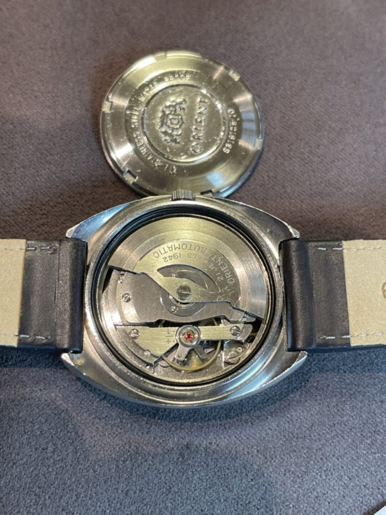 Cal.1942は1965年から製造、盤面の獅子ロゴ無しと照らし合わせるとかなり希少なオリエントの時計ということがわかる