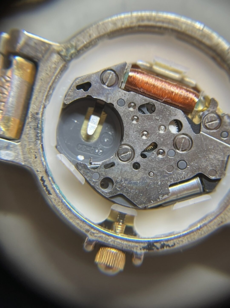 電池の液漏れが時計の内部に浸透すると故障の原因になり場合によっては修理が困難になる可能性もあります
