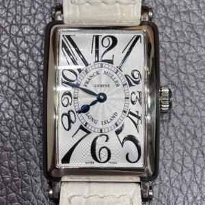 トノ―カーベックスと並びフランクミュラーを一躍有名にした時計のひとつ「ロングアイランド」