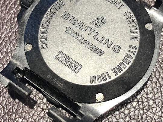高級機械式時計のブライトリングで人気のコルトスカイレーサーの裏蓋です。