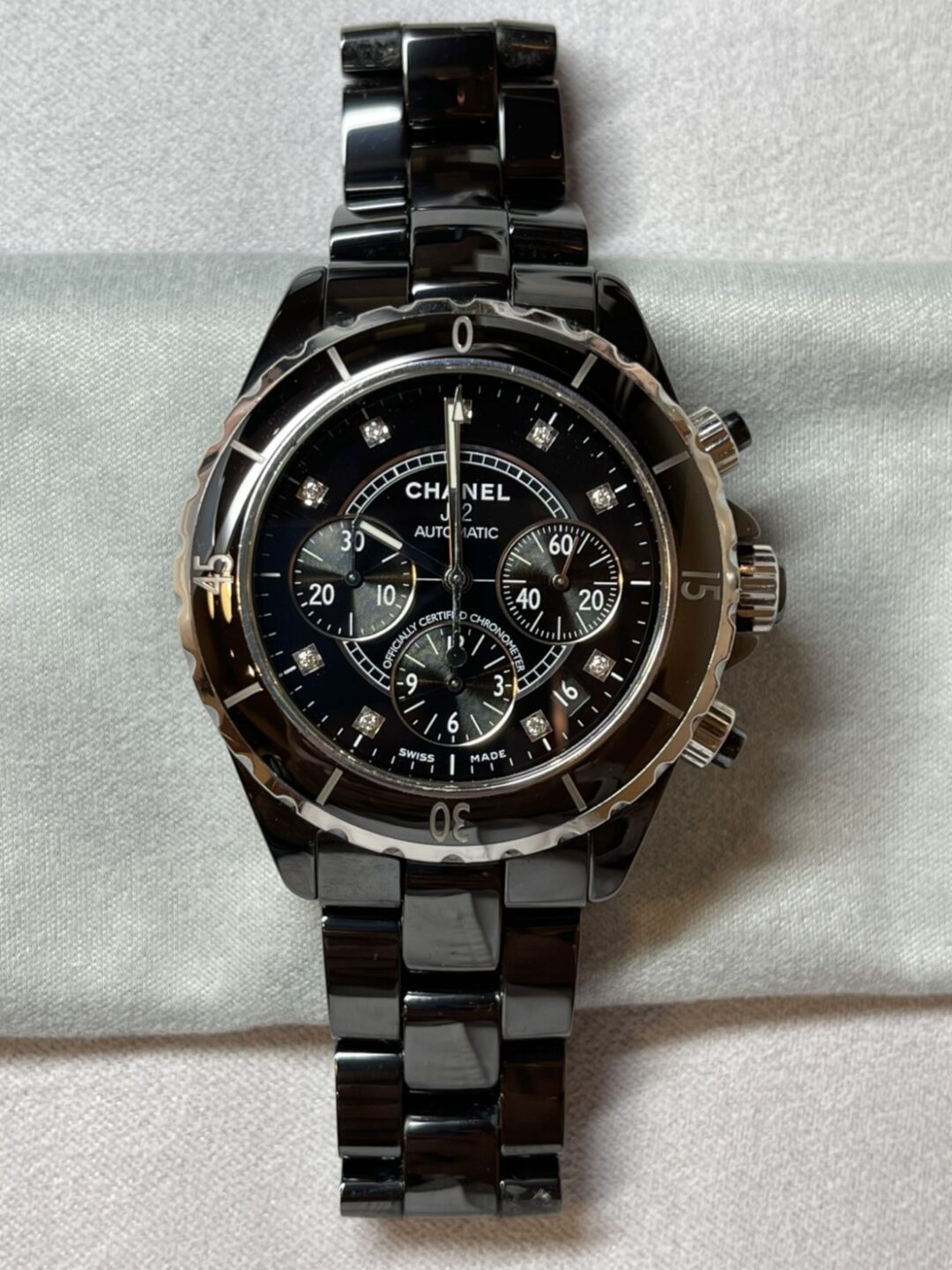 シャネルの代表的ウォッチコレクションJ12はセラミックが美しくもアイコニックな腕時計