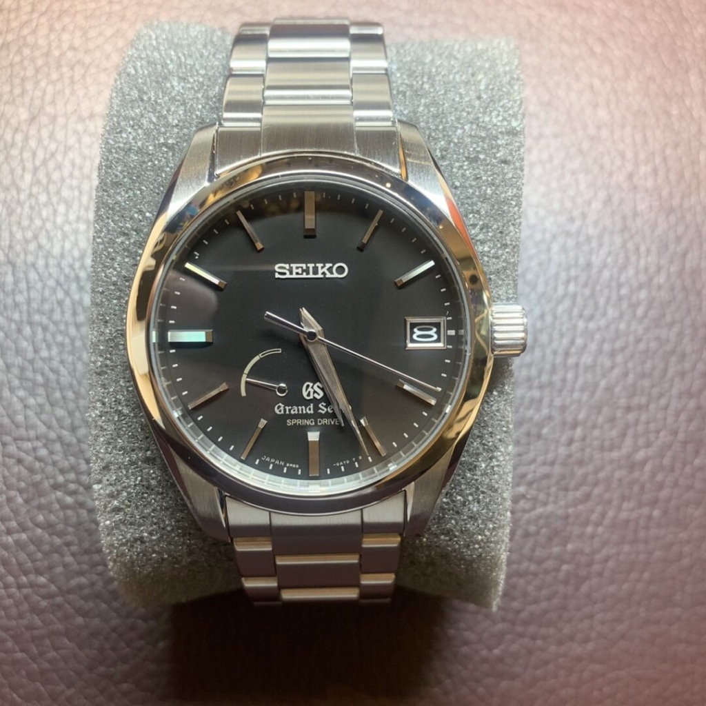 GrandSeiko(グランドセイコー)SPRINGDRIVE(スプリングドライブ)9R65-0BH0の外装磨きは実績のBROOCH(ブローチ)時計修理工房神田店へお任せください♪