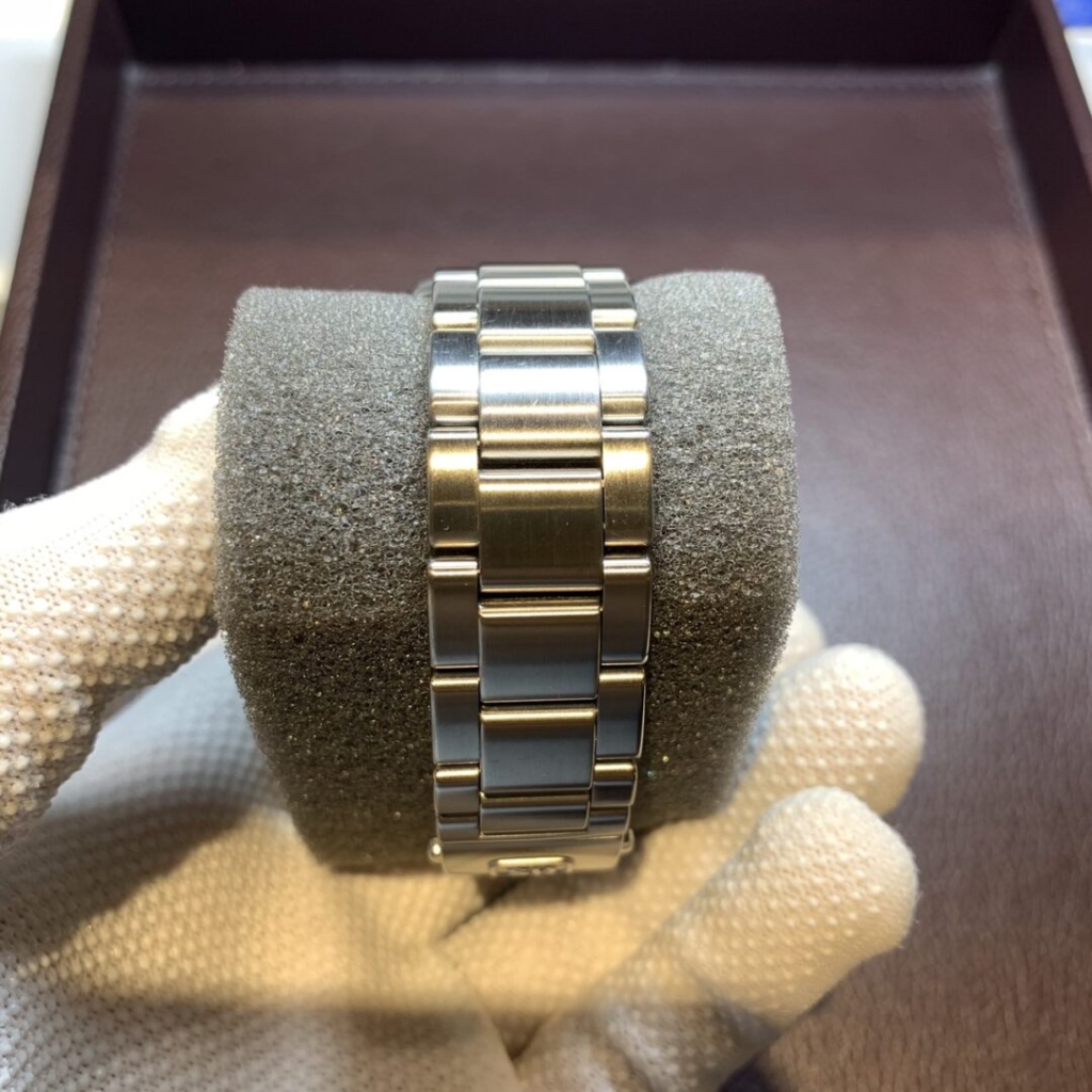 GrandSeiko(グランドセイコー)SPRINGDRIVE(スプリングドライブ)9R65-0BH0の外装磨きは実績のBROOCH(ブローチ)時計修理工房神田店へお任せください♪