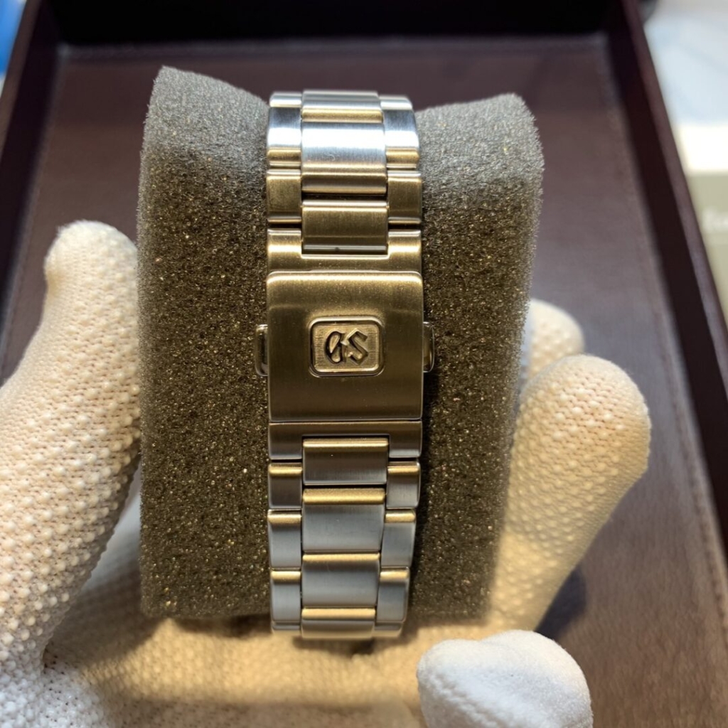GrandSeiko(グランドセイコー)SPRINGDRIVE(スプリングドライブ)9R65-0BH0の外装磨きは実績のBROOCH(ブローチ)時計修理工房神田店へお任せください♪