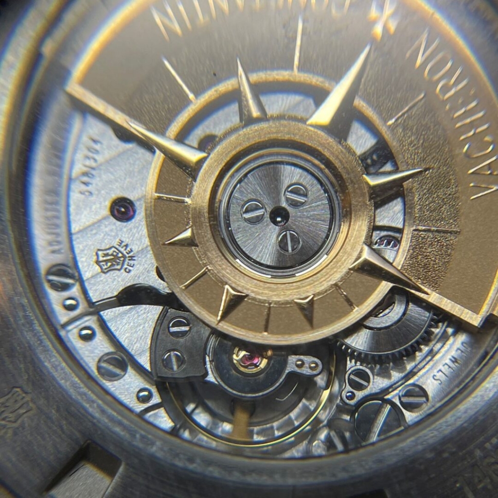 ヴァシュロンコンスタンタンの時計にはジュネーブの高級時計製造技術の象徴となっているジュネーブシールが刻まれている