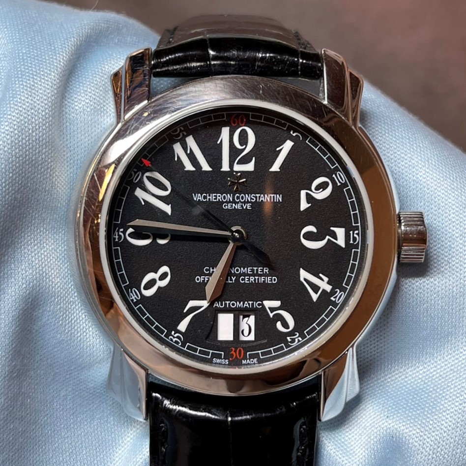 ヴァシュロンコンスタンタンの時計「ヴァシュロンコンスタンタン マルタ ラージカレンダー」デイトが大きく特徴的、デザイン性と厳格な雰囲気を備えカッコよさに昇華されている