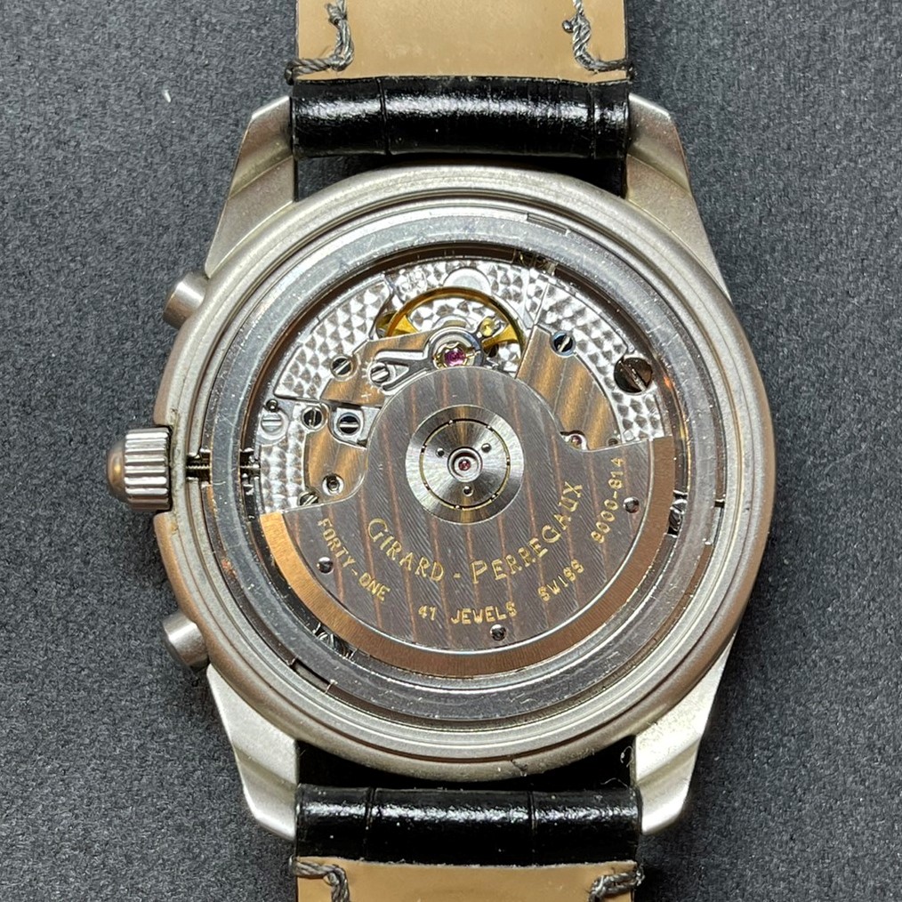 多くのパーツからなる機械式腕時計。内部の地盤部分にも細かなペルラージュ加工が施されジラールペルゴの時計造りへの拘りが感じられます。