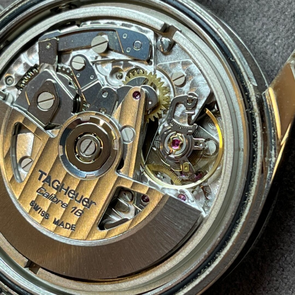 部品が外れ時計の心臓部であるテンプの動きを止めてしまう事もある機械式腕時計の内部機構。定期的なメンテナンスを行って長く愛用したい。