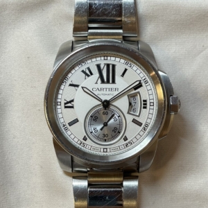 「カリブル・ドゥ・カルティエ（Calibre de Cartier）」は、高級時計メーカーのカルティエが製造している機械式時計のラインナップのひとつ