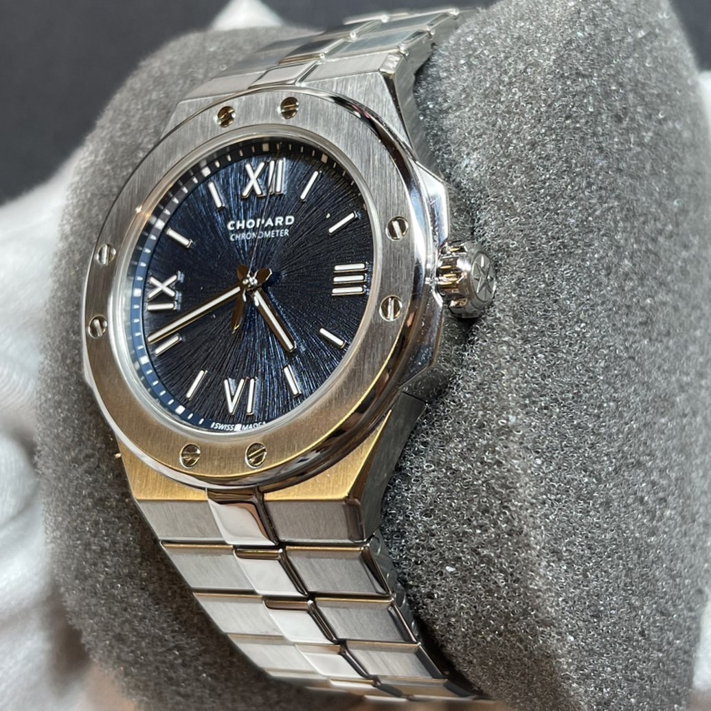 ショパールの時計には創業期から長年培ってきた時計のサプライヤーとしての高い技術とルイ・ユリス・ショパールから続く独創性があります。