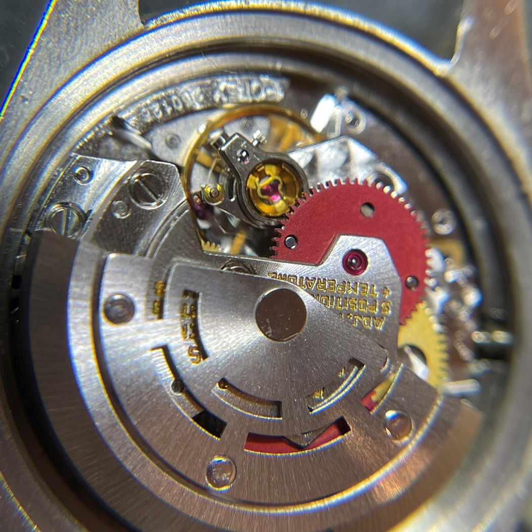 機械式腕時計の中は数百に及ぶパーツが緻密に嚙み合って動いている。ガラスの破片一つが複数のパーツ破損を招くリスクを持っている。