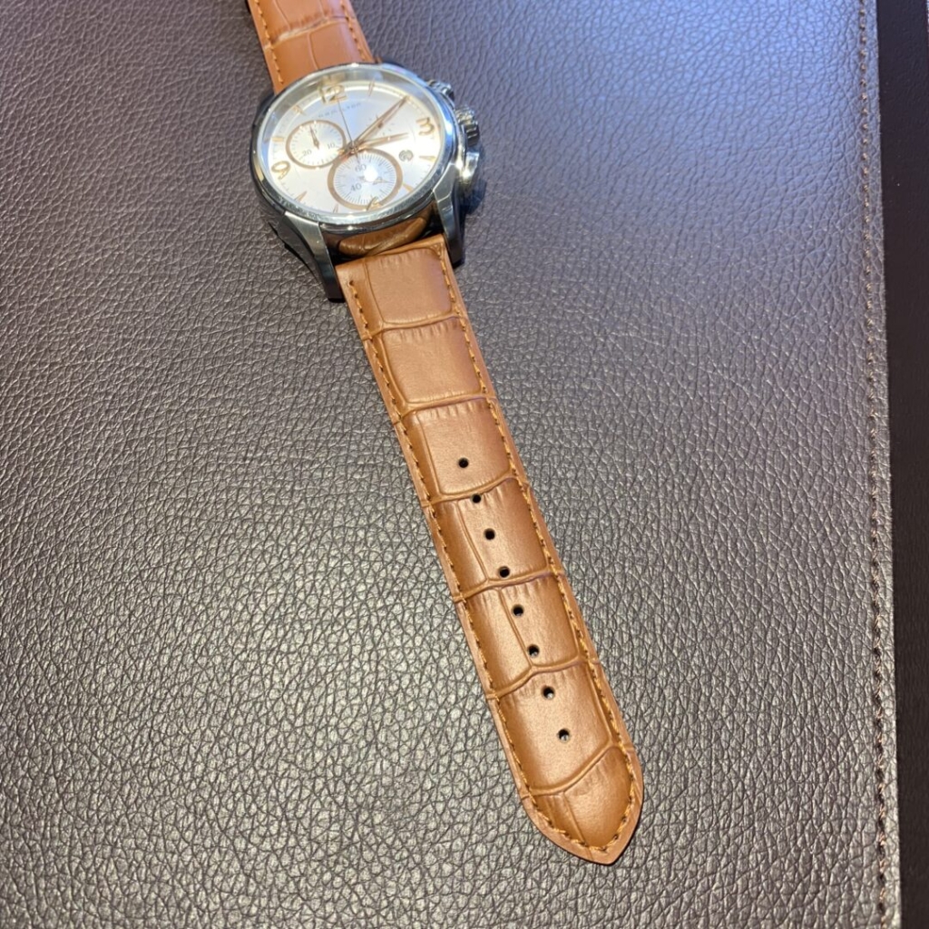 腕時計のブレスレットのコマの本来外れない部分が壊れて着けられない！などのトラブルも解決策があります♪そんな時はBROOCH(ブローチ)時計修理工房神田店へご相談ください。