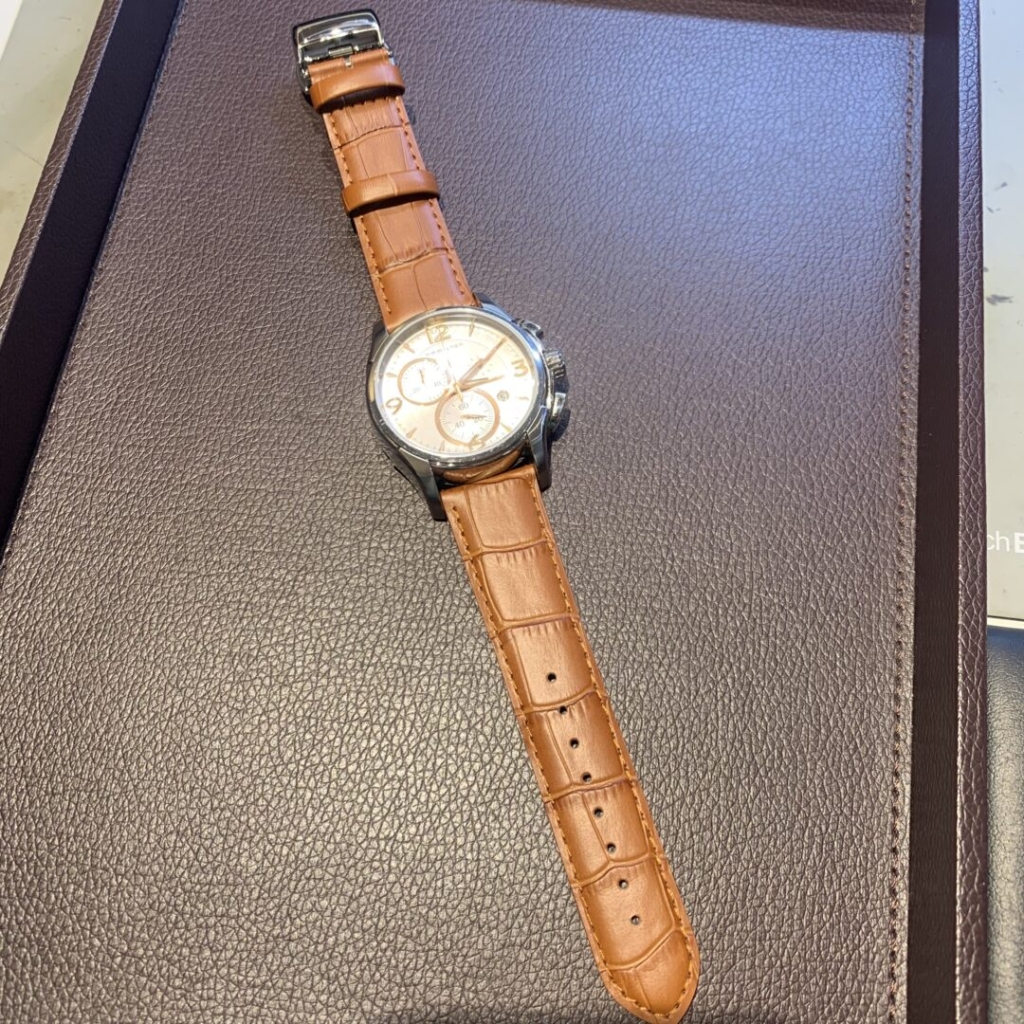 腕時計のブレスレットのコマの本来外れない部分が壊れて着けられない！などのトラブルも解決策があります♪そんな時はBROOCH(ブローチ)時計修理工房神田店へご相談ください。
