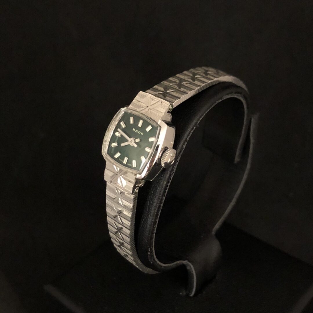 指輪が時計になったようなデザインが目を惹く【RADO】 | BROOCH