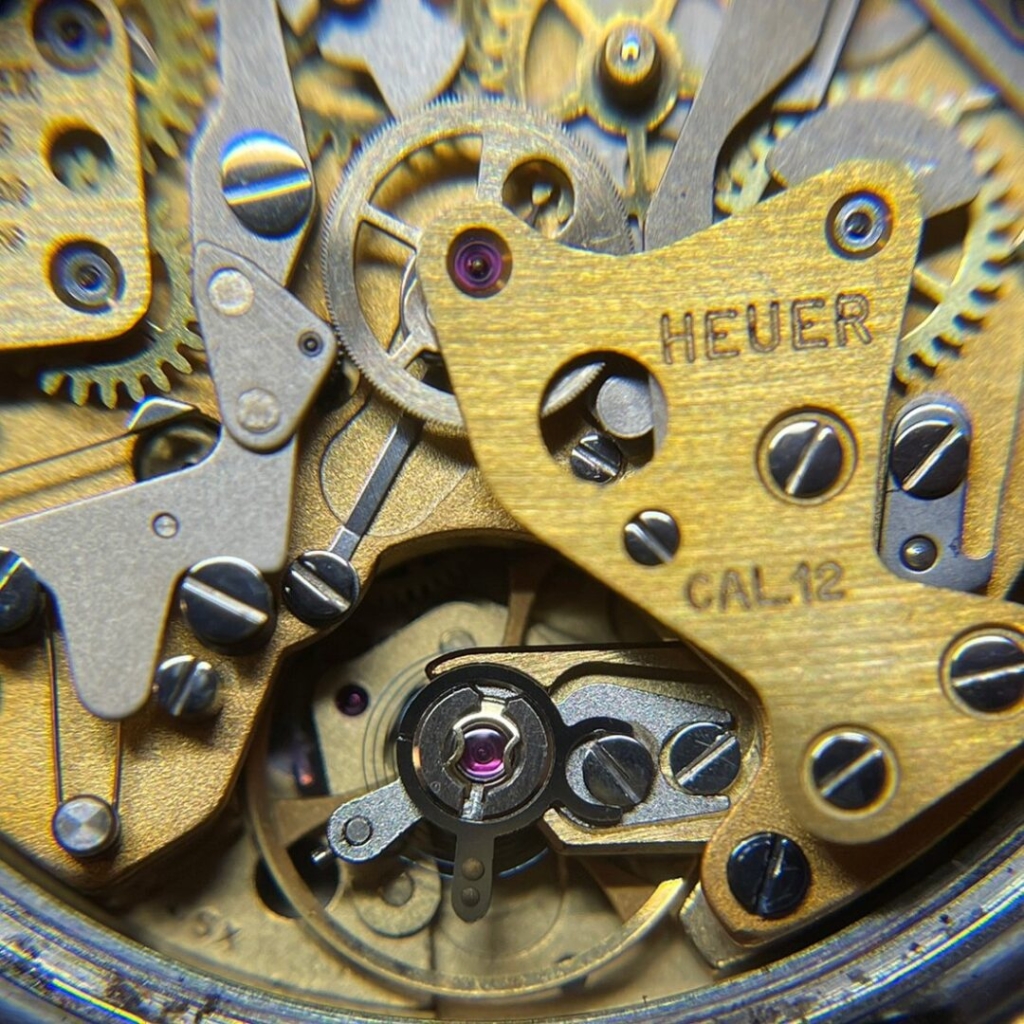 	マイクロローター
秒針なし
カレンダー付の腕時計に搭載されたクロノグラフウォッチ黎明期の貴重な個体