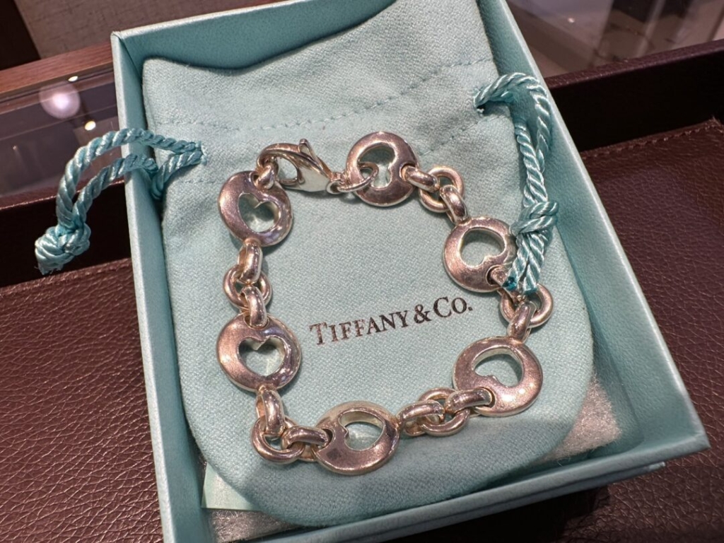 女性の憧れ　Tiffany＆Co.のアクセサリー　ティファニーブルーのかわいい箱がセットのブレスレット