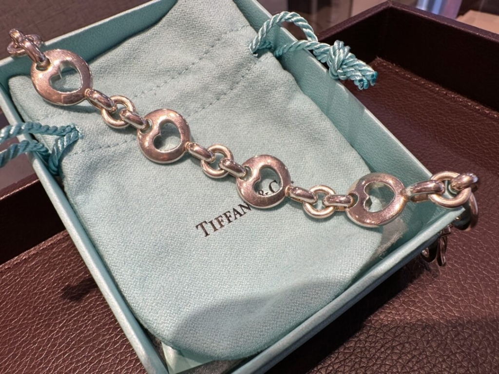 女性の憧れ　Tiffany＆Co.のアクセサリー　ティファニーブルーのかわいい箱がセットのブレスレット