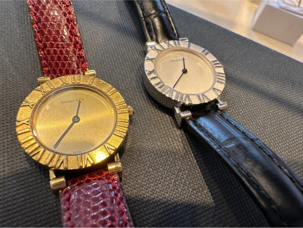 Tiffany＆Co.で有名なアトラスシリーズの時計　ゴールドとシルバーのどちらも揃っています。