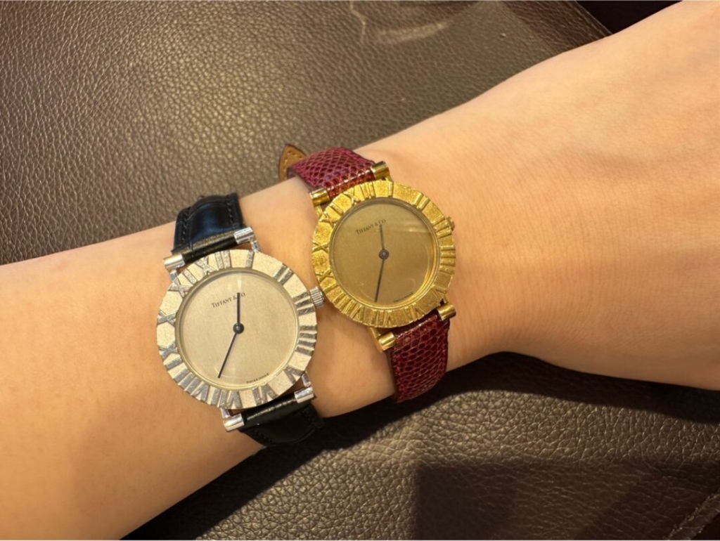 Tiffany＆Co.で有名なアトラスシリーズの時計　ゴールドとシルバーのどちらも揃っています。