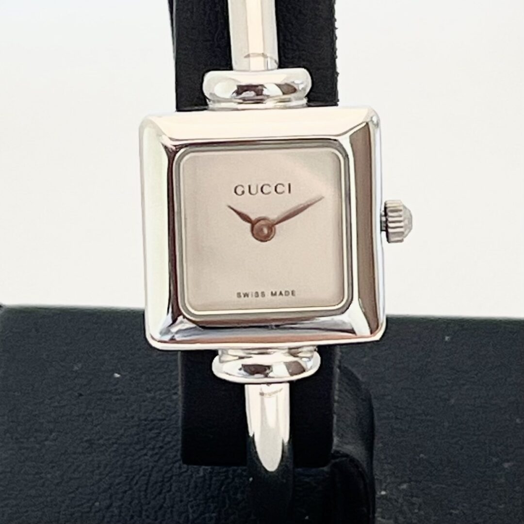華やかでとてもお洒落なGUCCIの1900Lバングルタイプの腕時計が