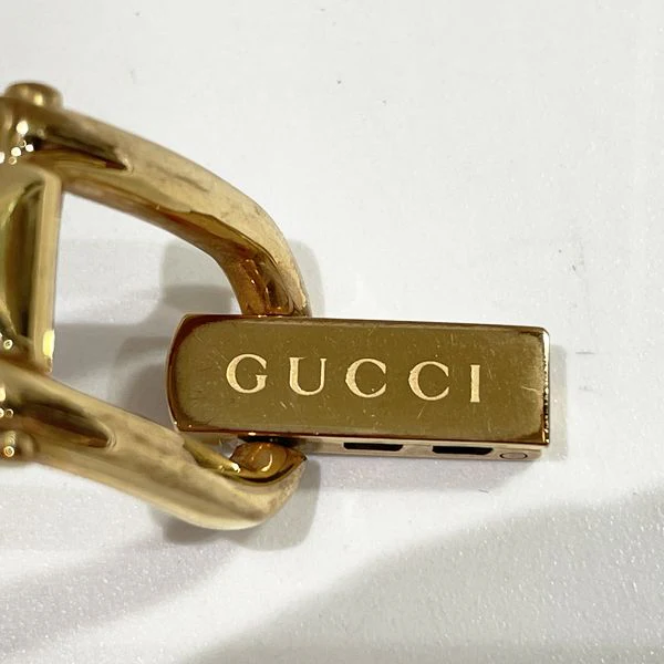 バングルウォッチは、ブレスレットのように身に着けることができ、GUCCIのエレガンスを手元で楽しむことができるデザインとして好評を博しました。