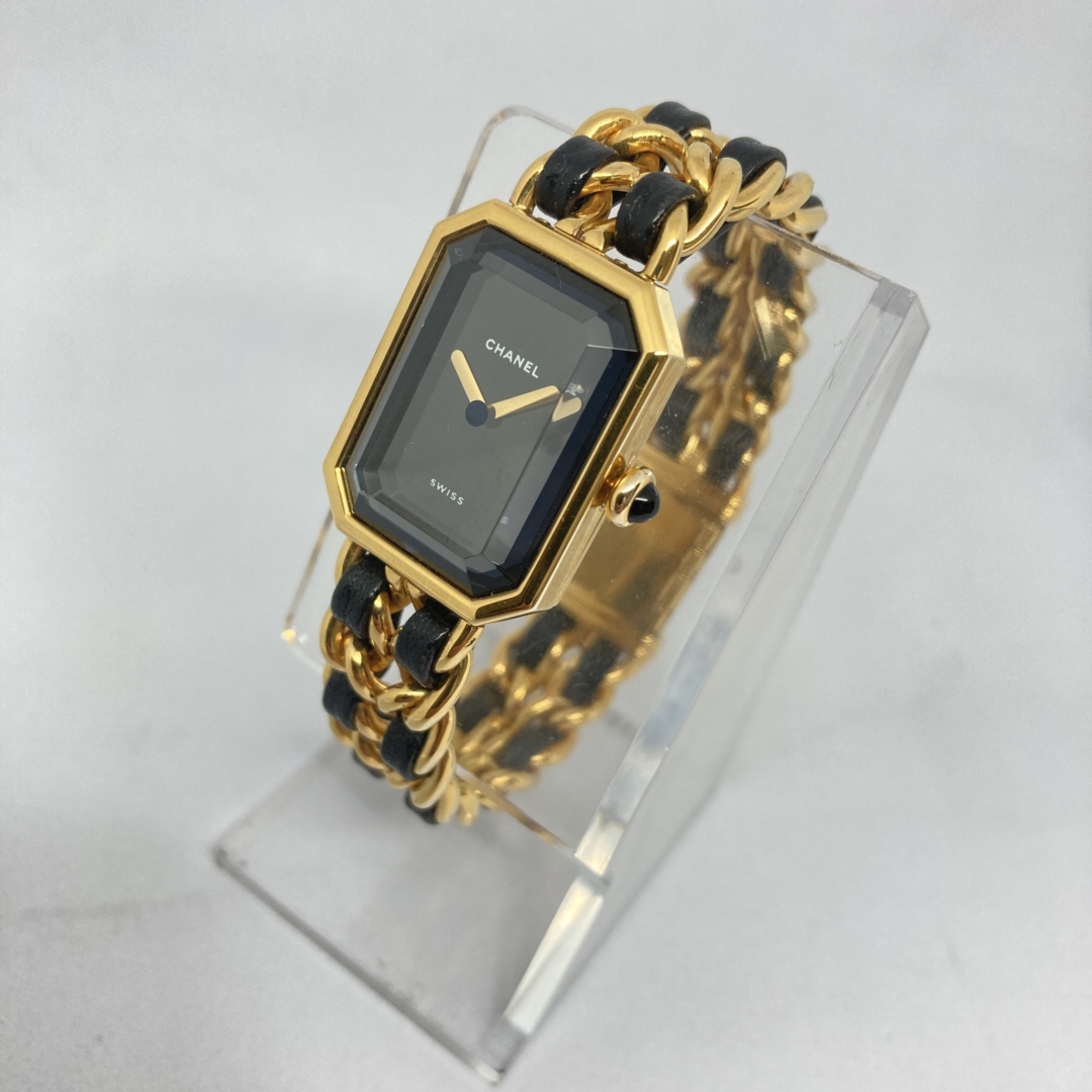  CHANEL「プルミエール」は、1987年に登場したシャネル初のレディースウォッチコレクションです。その名はフランス語で「第一」を意味しCHANELの時計における新しい歴史の幕開けを象徴するモデルでもあります。