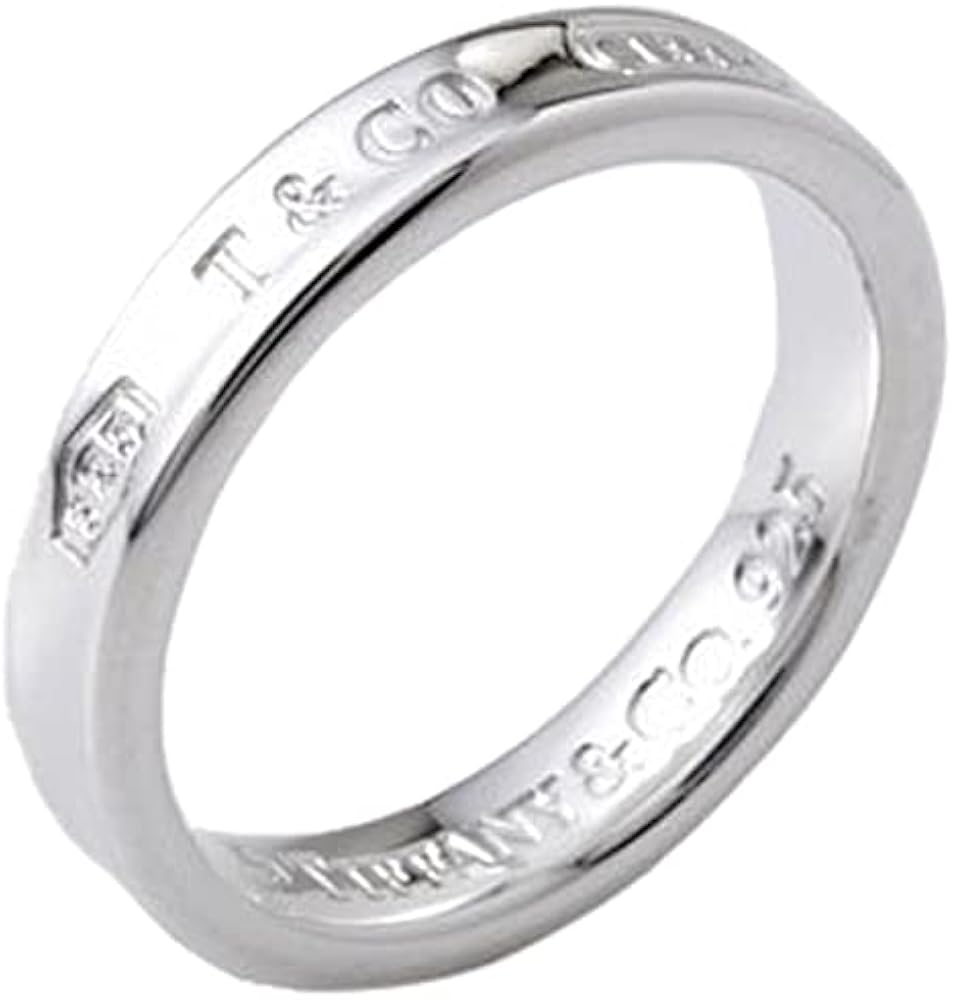 ティファニーの「1837 ナローリング」は、その名の通りブランド創業年を刻んだ、歴史と想いを感じられるリングです。