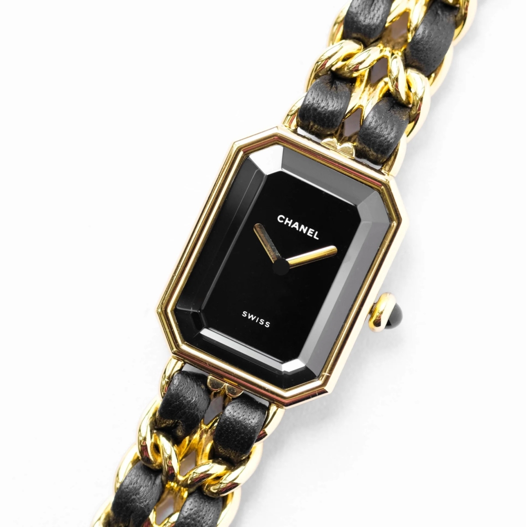 シャネルの「プルミエール」は、1987年に誕生したメゾン初の腕時計コレクションであり、シャネルの美学を象徴するアイコニックなタイムピースとして長年愛され続けています。